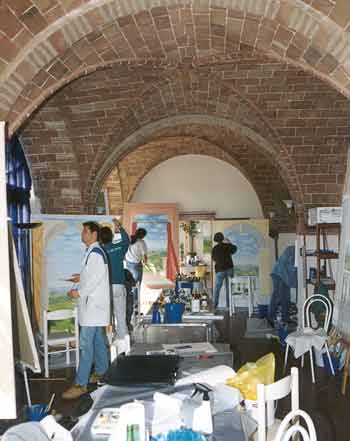 Cours de peinture dans la grande salle aux Arcades